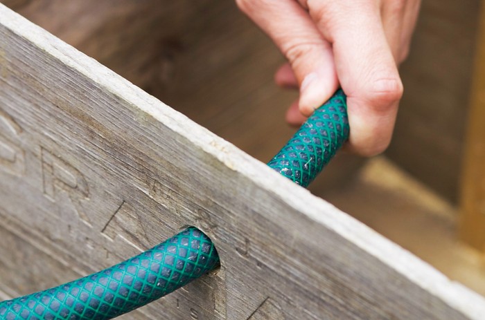 How to make a hedgehog house - inserting a hose for ventilation How to make a hedgehog house - inserting a hose for ventilation
