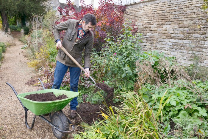Adam_Frost_SC_121121_A.Frost_adding_mulch_a8 Adam Frost in this garden, Sarah Cuttle
